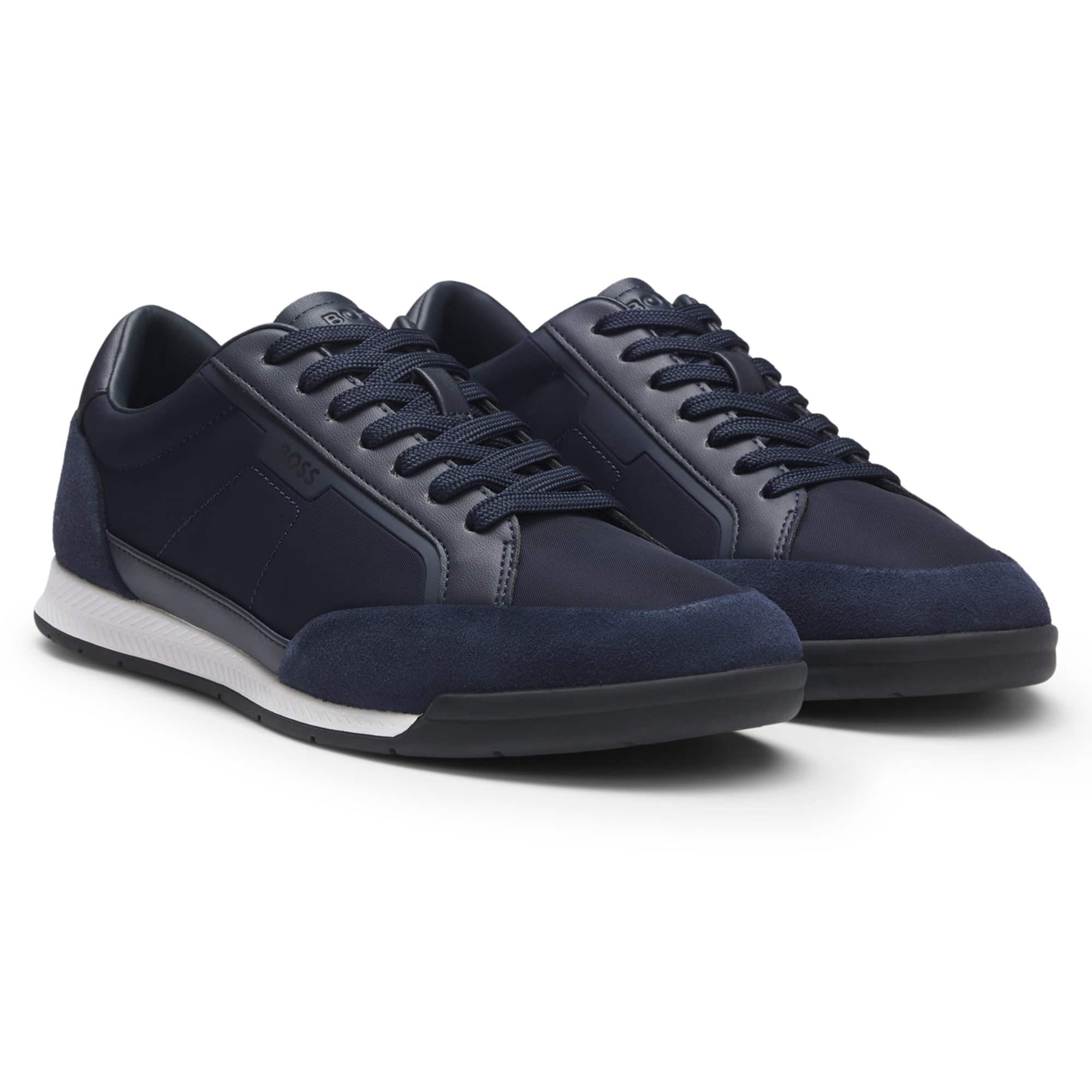 Scarpe Da Ginnastica BOSS Uomo Modello Nitan LTPF In Pelle Con Logo Dorato. Lavorazione Di Alta Qualità, Fodera Interna Completa E Chiusura Con Lacci. Eleganti E Casual, Perfette Per Il Look Quotidiano. Nella Loro Confezione Originale.